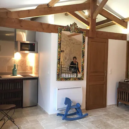 לינה וארוחת בוקר Chateau Le Truch Montussan