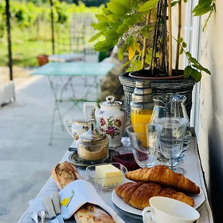 לינה וארוחת בוקר Chateau Le Truch 3*