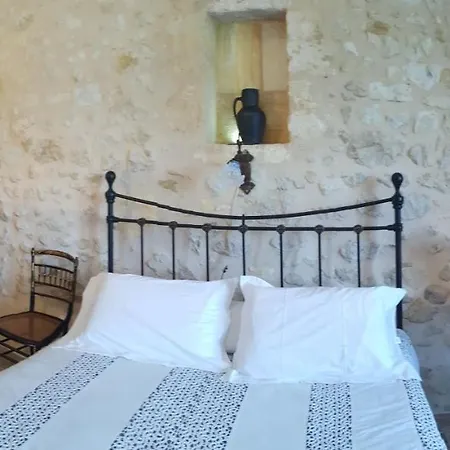 Chateau Le Truch Couette-café 3*