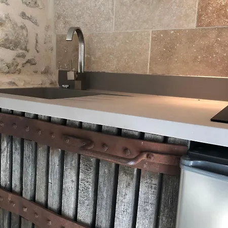 Chateau Le Truch לינה וארוחת בוקר